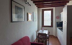 Renzo E Lucia Lake View Apartment